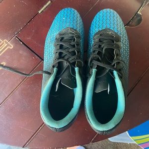 Boys soccer cleats size 5 youth